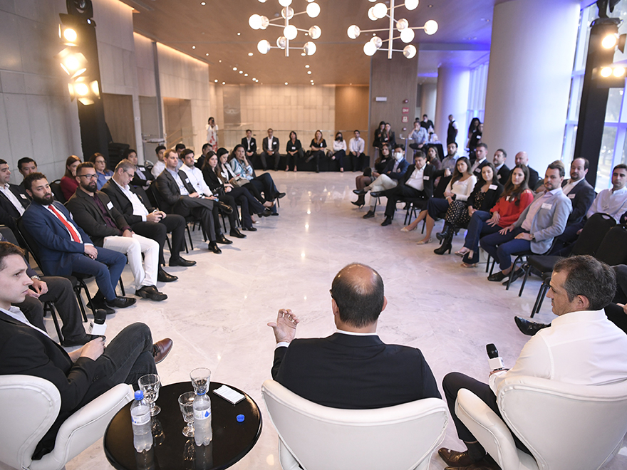 Grupo de Executivos Participando de uma Sessão de Insights sobre o Mercado Imobiliário